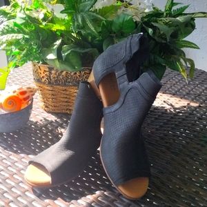 Clarks ankle sandals.Valaire Kimble.